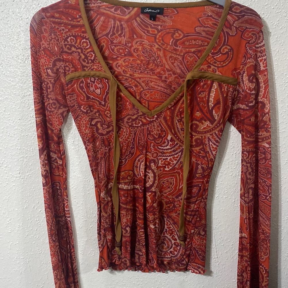 Vintage top
Color: Red with pattern
Size: Large